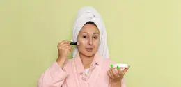 Temukan rutinitas skincare yang bisa membantu menjaga skin barrier agar kulit tetap sehat dan nyaman. [Dok/Freepik.com/KamranAydinov].