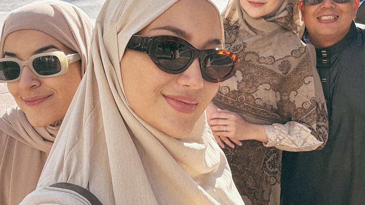 Potret Erica Putri Jalani Ibadah Umroh Bersama Sahabat yang Seru