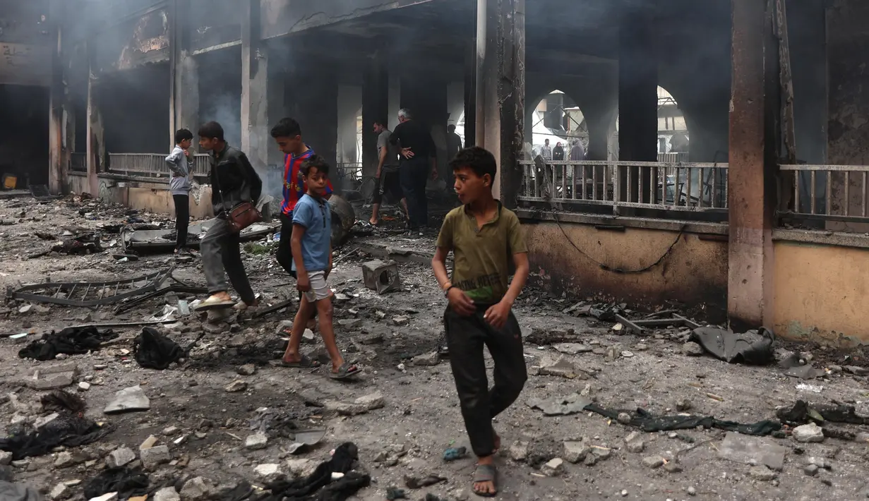 Serangan udara Israel menghantam dan menghanguskan gedung sekolah Yafa, di Kota Gaza pada 23 April 2025. (Omar AL-QATTAA/AFP)