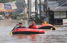 VIDEO: Dampak Dahsyat Banjir Bekasi, Muncul Lubang Raksasa Depan Perumahan Elite