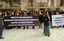 ASN Demo Mendiktisaintek Satryo Soemantri, Bawa Spanduk Protes jadi 'Babu Keluarga