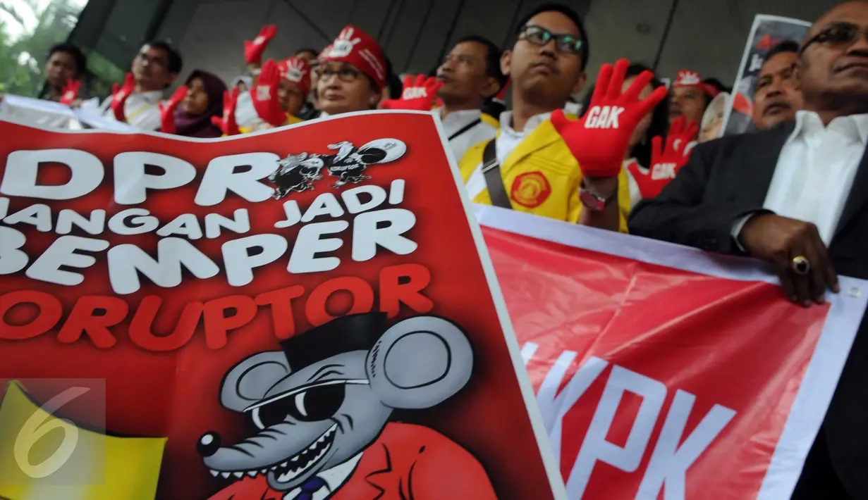 Aktivis Gerakan Anti Korupsi (GAK) saat berunjuk rasa di depan Gedung KPK, Jakarta, Kamis (11/2/2016). Massa menuntut DPR untuk menolak Revisi UU KPK karena dinilai hanya akan melemahkan kinerja KPK. (Liputan6.com/Helmi Afandi)