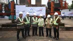 Menteri PUPR Basuki Hadimuljono (ketiga kiri) dan Menteri BUMN Rini Soemarno (ketiga kanan) saat meninjau lokasi pembangunan rumah susun Stasiun Pondok Cina, Depok Jawa Barat, Senin (2/10). (Liputan6.com/Immanuel Antonius)
