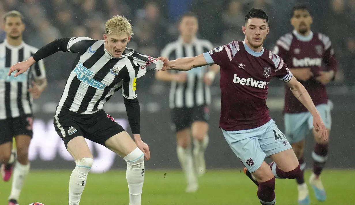 Pemain West Ham United, Declan Rice, menarik baju pemain Newcastle United, Anthony Gordon, pada laga Liga Inggris di London Stadium, Kamis (06/04/2023). (AP Photo/Kirsty Wigglesworth)