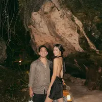 Sementara rambutnya ditata simple dengan model low bun hair style. @anyageraldine.