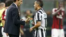 Pelatih Juventus, Massimiliano Allegri (kiri), berbincang dengan Carlos Tevez disela-sela laga lanjutan Seri A Italia di Stadion San Siro, (20/9/2014). (REUTERS/Stefano Rellandini) 