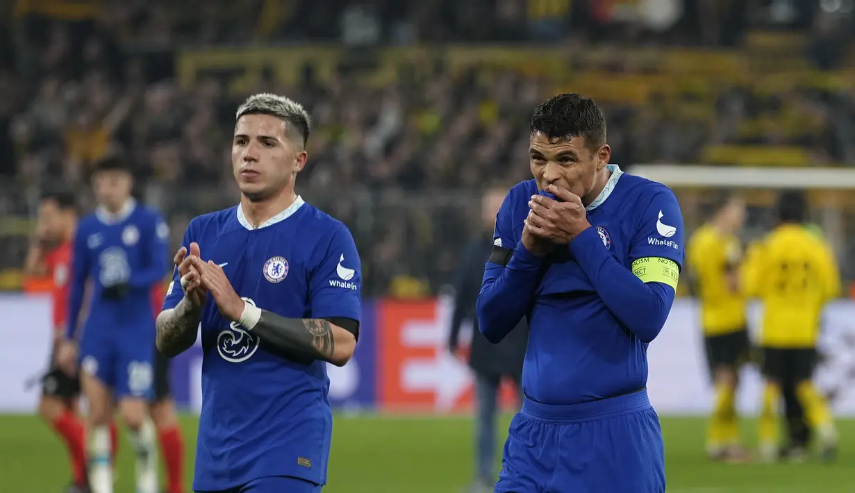 Pemain Chelsea, Enzo Fernandez bersama Thiago Silva berjalan usai bertanding melawan Borussia Dortmund pada pertandingan leg pertama babak 16 besar Liga Champions di Signal Iduna Park, Jeramn, Kamis (16/2/2023). Dortmund menang atas Chelsea dengan skor tipis 1-0. (AP Photo/Martin Meissner)