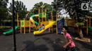 Seorang anak berlari saat yang lainnya bermain perosotan di Ruang Publik Terpadu Ramah Anak (RPTRA) Berseri, Petukangan Utara, Pesanggrahan, Jakarta, Kamis (13/7/2023). Kendati banyak cat pada wahan permainan yang mulai pudar dan kotor, tapi tidak menyurutkan minat anak-anak untuk bermain di RPTRA Berseri. (Liputan6.com/Johan Tallo)