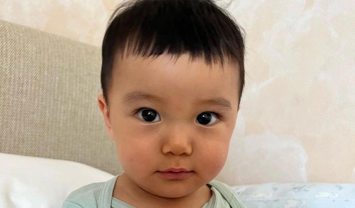 Chef Arnold memotong rambut sang anak. Salah satu yang mencuri perhatian yakni poni Baby Timo yang bikin gemas.