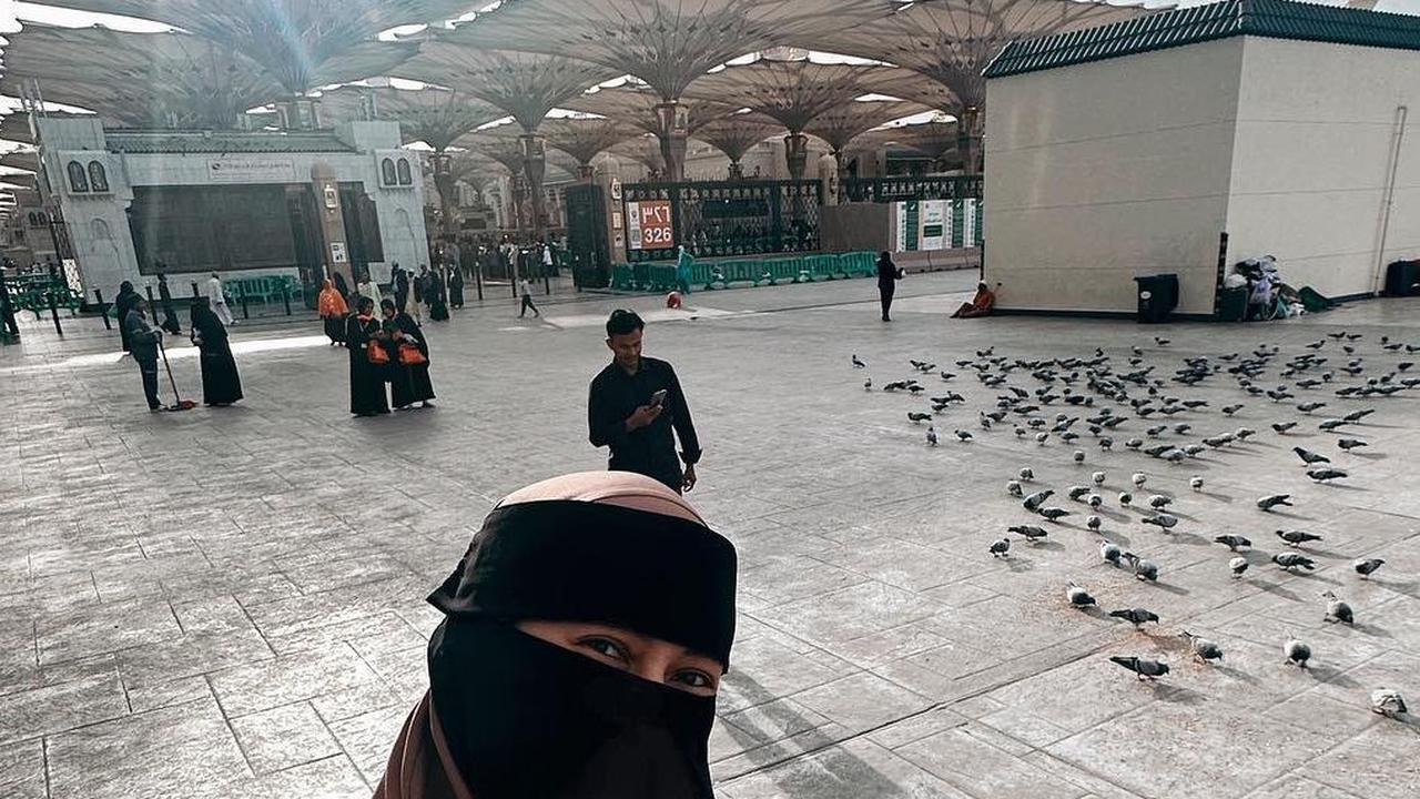 MasyaAllah! 8 Foto Paula Verhoeven Tampil Bercadar saat Umrah ke Tanah Suci di Bulan Ramadan, Bikin Pangling