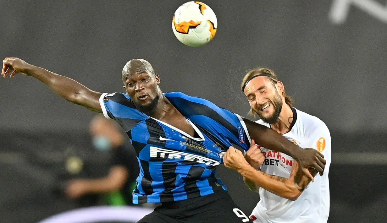 Pemain Inter Milan, Romelu Lukaku (kiri) dan gelandang Sevilla, Nemanja Gudelj berebut bola pada pertandingan Final Liga Europa di Stadion Rhein Energie, Sabtu (22/8/2020) dini hari. Sevilla menjadi juara Liga Europa setelah menang dengan skor 3-2. (AP Photo/Martin Meissner, Pool)