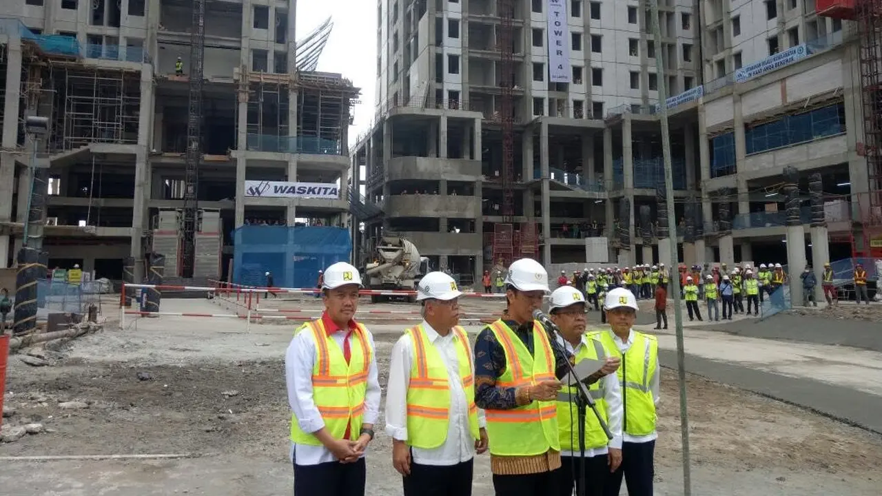 Presiden Jokowi resmikan topping off wisma atlet Asian Games 2018. 