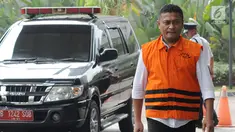 Bupati Buton Selatan nonaktif Agus Feisal saat akan menjalani pemeriksaan lanjutan di Gedung KPK, Jakarta, Senin (9/7). Agus tampak mengenakan rompi tahanan KPK. (Merdeka.com/Dwi Narwoko)