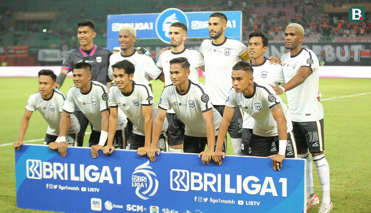 <p>Para pemain starting XI Rans Nusantara FC berpose sebelum dimulainya laga pekan ke-16 BRI Liga 1 2023/2024 menghadapi Persija Jakarta di Stadion Patriot Candrabhaga, Bekasi, Minggu (22/10/2023) malam WIB. (Bola.com/Abdul Aziz)</p>
