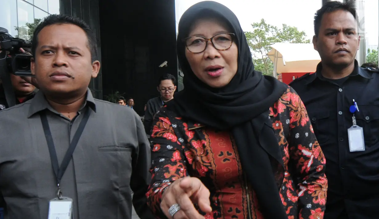 Direktur Jenderal Pemasyarakatan (Dirjen PAS) Sri Puguh Budi Utami usai menjalani pemeriksaan di KPK, Jakarta, Selasa (16/10). Sri Puguh diperiksa sebagai saksi tersangka  Direktur PT Melati Technofo Indonesia Fahmi Darmawansyah. (Merdeka.com/Dwi Narwoko)
