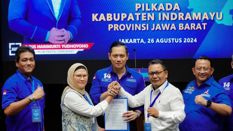 Penyerahan surat rekomendasi Partai Demokrat yang diberikan langsung oleh Ketua Umum (Ketum) Agus Harimurti Yudhoyono (AHY) kepada Nina Agustina di kantor DPP Partai Demokrat, Menteng, Jakarta Pusat, Senin (26/8/2024) (Istimewa)