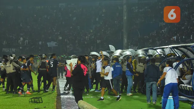 Foto: Suasana Mencekam Kericuhan usai Laga Arema FC Vs Persebaya Surabaya Pada Laga Lanjutan BRI Liga 1 2022/2023
