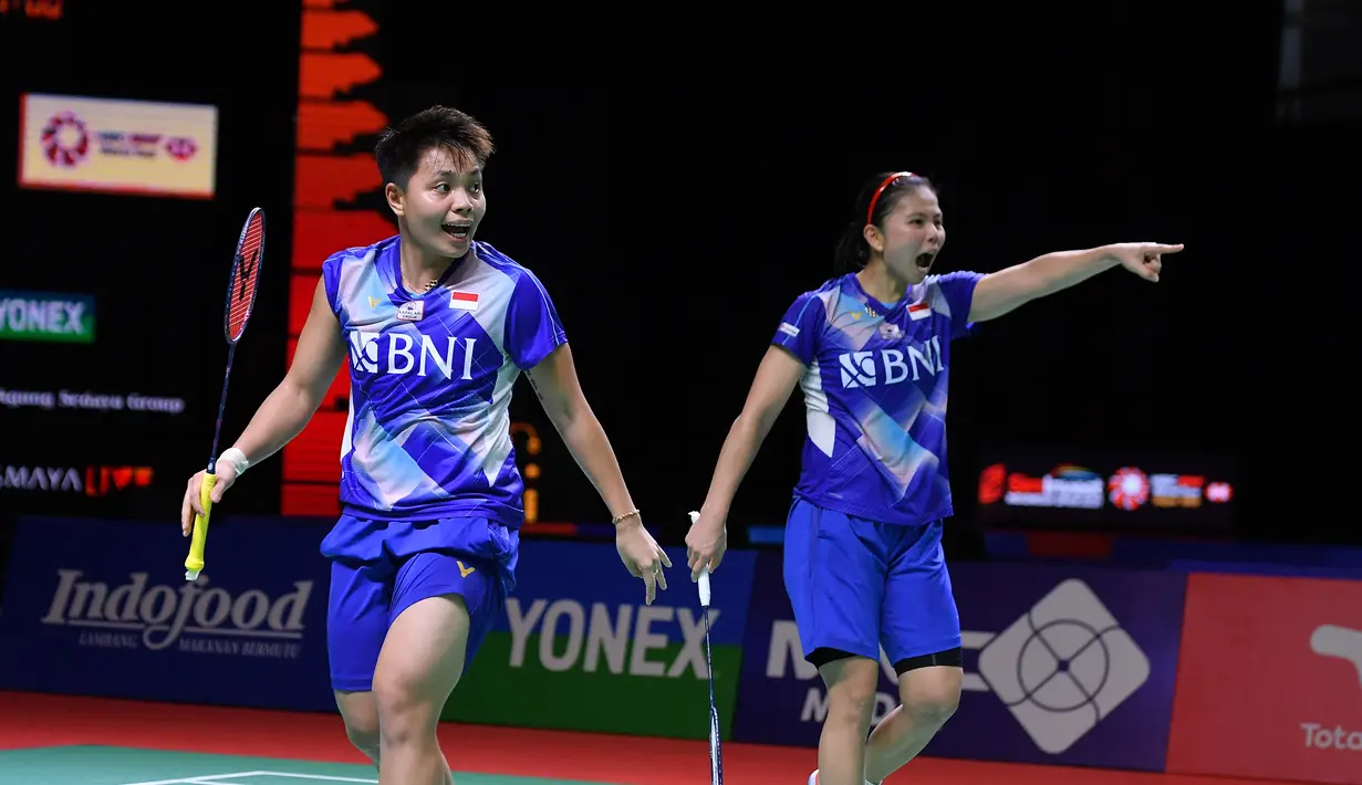 Ganda Putri Indonesia, Greysia Polii/Apriyani Rahayu berselebrasi saat bertanding melawan Mayu Matsumoto dan Ayako Sakuramoto dari Jepang pada perempat final Indonesia Open di Nusa Dua, Bali (26/11/2021). Greysia/Apriyani menang 21-16, 12-21, 21-18. (Badminton Association of Indonesia/AFP)