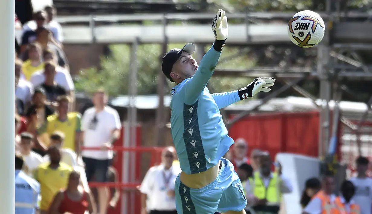 Dean Henderson sendiri merupakan jebolan akademi Setan Merah dan baru tampil di tim utama pada Liga Inggris 2020/2021. Musim lalu, ia telah tampil sebanyak 13 laga dengan membuat 5 clean sheet. (AP/Rui Vieira)