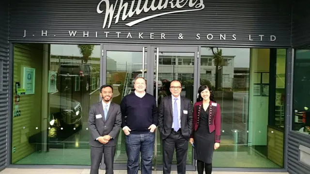 Dubes Selandia Baru, Tantowi Yahya di pabrik cokelat Whittaker's. (Dokumentasi KBRI Wellington)