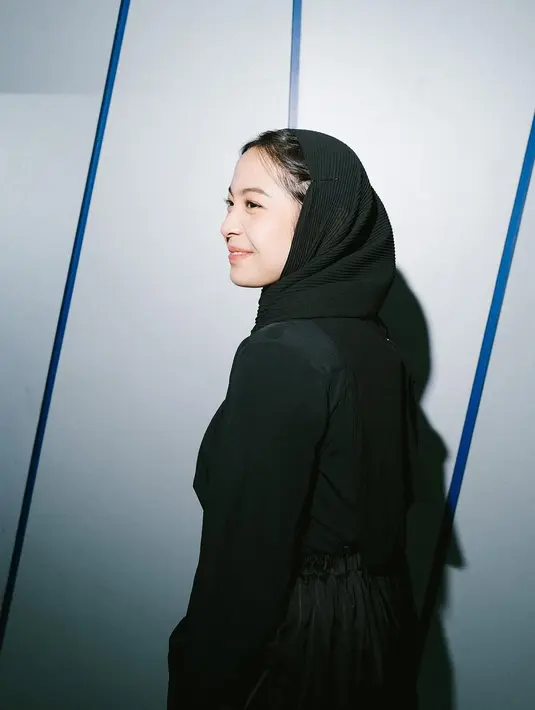 Meski masih menyisakan rambut di bagian depan, Bernadya tampil cantik dengan makeup natural [@bernadyaribka