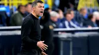 Pelatih AC Milan asal Portugal, Sergio Conceicao, bereaksi selama pertandingan semifinal&nbsp;Supercoppa Italiana antara Juventus dan AC Milan di Taman Al-Awwal di Riyadh, Sabtu dini hari WIB (4-1-2025). (Fayez NURELDINE/AFP)