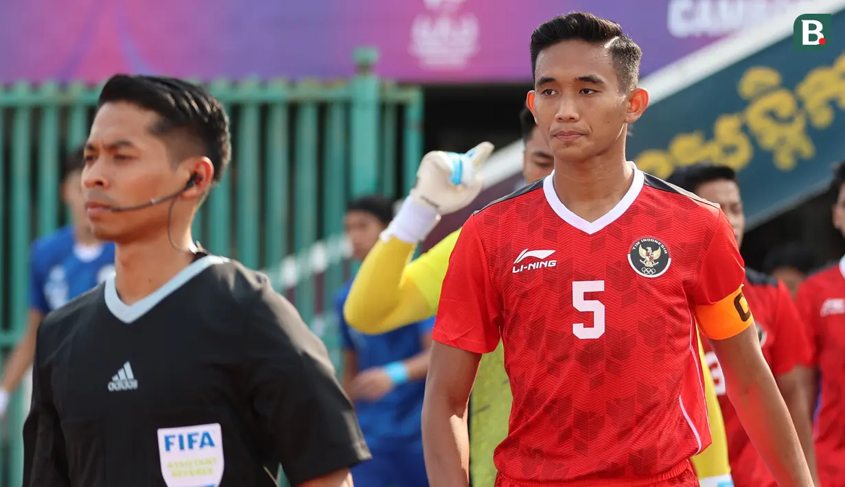 <p>Kapten Timnas Indonesia U-22, Rizky Ridho Ramadhani memasuki lapangan sebelum dimulainya laga Grup A SEA Games 2023 menghadapi Filipina di Olympic Stadium, Phnom Penh, Kamboja, Sabtu (29/4/2023). (Bola.com/Abdul Aziz)</p>
