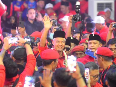 Bakal Calon presiden dari PDIP Ganjar Pranowo saat tiba di Hall Basket Gelora Bung Karno (GBK), Senayan, Jakarta, Minggu (4/6/2023). (merdeka.com/Arie Basuki)