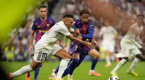Alejandro Balde (Barcelona) mengawal Kylian Mbappe (Real Madrid) dalam laga La Liga 2025/2026 di Santiago Bernabeu, 26 Oktober 2025. (AP Photo/Bernat Armangue)