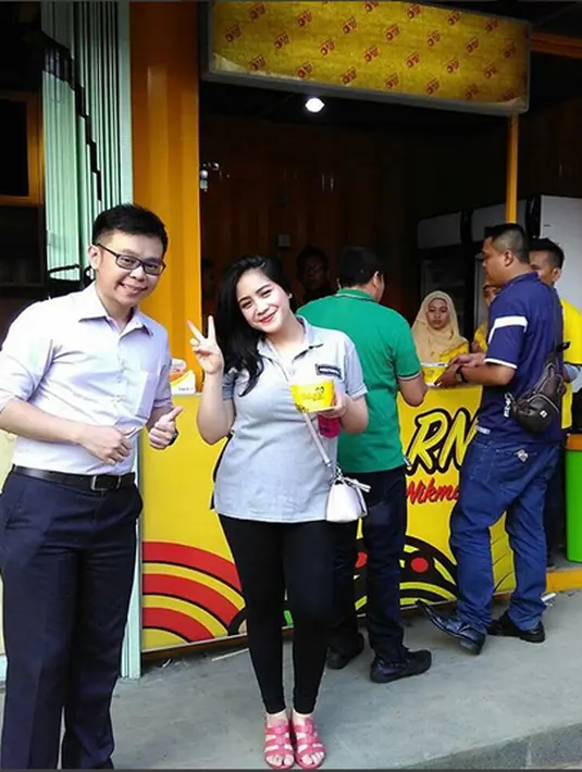 Keahlian dalam berbisnis juga Raffi tularkan kepada sang istri, Nagita Slavina. Kini mereka memiliki brand sebuah makanan yakni 'RN' (Raja Nikmat). (via instagram/@raffinagita1717)