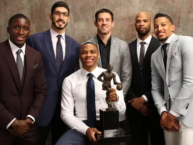 Peraih MVP NBA Award 2017, Russell Westbrook (tengah), bersama pemenang lainnya foto bersama usai menerima penghargaan pada ajang NBA Awards 2017 di Basketball City, New York, Senin (26/6/2017). (NBAE via Getty Images/Michael J.LeBrecht)