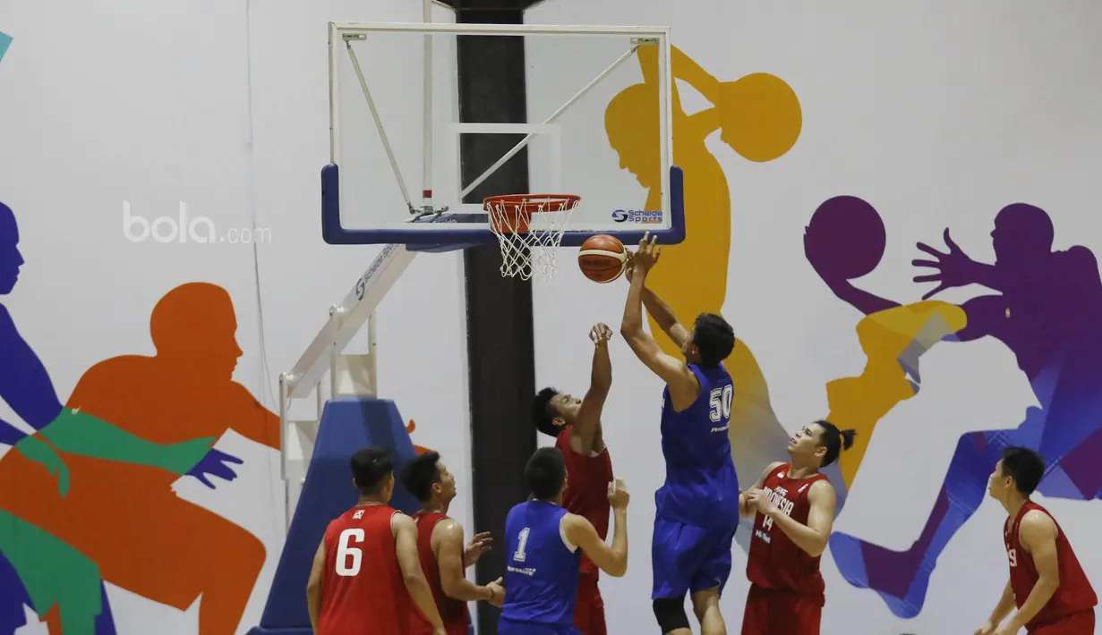 Pemain Timnas Basket Indonesia saat bertanding melawan Satria Muda pada laga uji coba di BSD, Tangerang, Jumat (21/7/2017). Timnas Basket menang 87-52 atas Satria Muda. (Bola.com/M Iqbal Ichsan)