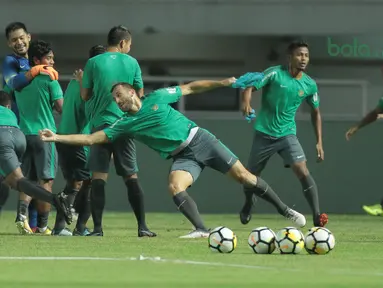 Ilija Spasojevic berusaha menangkap rekannya Osvaldo Haay saat sesi uji coba lapangan di Stadion Pakansari, Bogor, (26/4/2018). Indonesia melawan Bahrain pada laga perdana PSSI Anniversarry Cup 2018 . (Bola.com/Nick Hanoatubun)