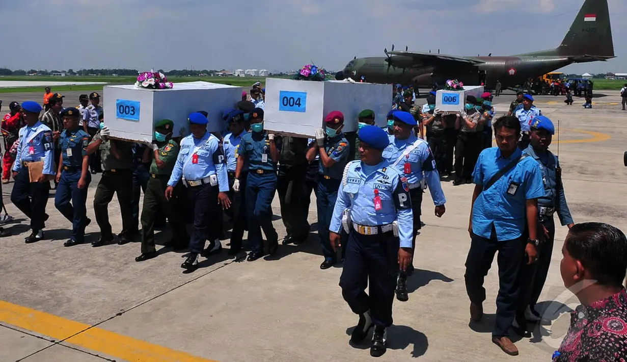 Petugas gabungan mengusung peti jenazah korban pesawat AirAsia QZ8501 di Lanud TNI AL Juanda. Hingga kini total jenazah yang berhasil dibawa ke Surabaya untuk proses identifikasi berjumlah enam jenazah, Kamis (1/1/2015). (Liputan6.com/Johan Tallo)