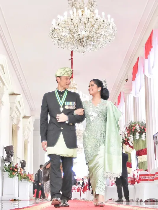 Dampingi AHY semasa masih bertugas, Anisa Pohan telrihat anggun dengan kebaya dan songket hijau muda [@annisayudhoyono]
