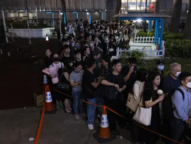 Anggota masyarakat berbaris untuk memberikan penghormatan kepada penyanyi dan penulis lagu Coco Lee di luar rumah duka di Hong Kong, Senin, 31 Juli 2023. Lee meninggal 5 Juli pada usia 48 tahun. (AP Photo/Louise Delmotte)