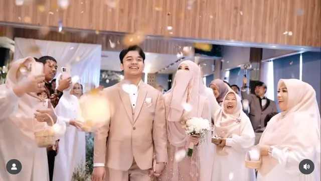 6 Potret Gamis Tinandrose di Resepsi Nikah, Nuansa Dusty Pink Berhias Payet