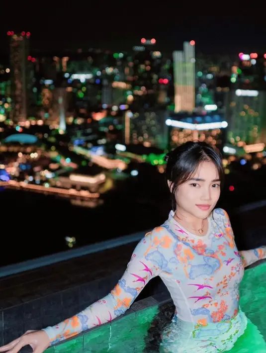 Begitupun dengan Fuji yang mengenakan baju renang long sleeve dengan motif berlatar belakang waena putih. Lengakp dengan kalung emasnya. [@Fuji_an]