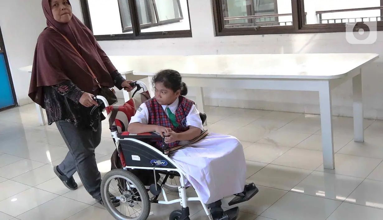 Senin 8 Juli 2024 merupakan hari pertama masuk sekolah tahun ajaran baru 2024-2025 yang dimulai serentak di Jakarta. (Liputan6.com/Herman Zakharia)