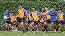 Rachmat Irianto (kiri) dan sejumlah pemain Timnas Indonesia saat sesi latihan persiapan kualifikasi Piala AFC 2023 yang berlangsung di Lapangan G, Senayan, Jakarta, Sabtu (02/10/2021). Indonesia dijadwalkan akan menghadapi Taiwan pada 7 dan 11 Oktober 2021 di Thailand. (Bola.com/Bagaskara Lazuardi)