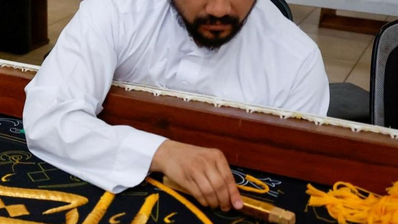 Fungsi Kiswah, tidak hanya sebagai penutup fisik tetapi juga sebagai simbol keagungan dan ketakwaan umat Islam di seluruh dunia. Foto: REUTERS / Mohammed Torokman <br>
