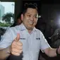 Bos MNC Group, Hary Tanoesoedibjo menyapa awak media saat tiba di Gedung Bundar Jaksa Agung, Jakarta (17/3). Hary Tanoesoedibjo diperiksa sebagai saksi kasus dugaan korupsi retribusi pajak PT Mobile8 Telecom. (Liputan6.com/Helmi Afandi)