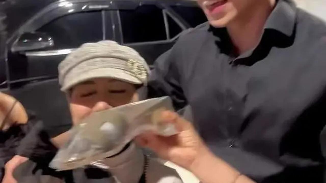 Foto Ultah Venna Melinda ke-53 Dapat Hadiah Mewah, Dikira Mobil Ternyata Sandal
