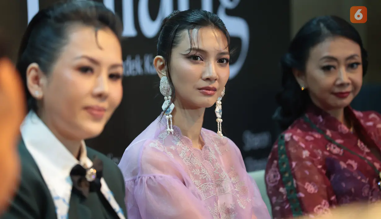 Bakti Budaya Djarum Foundation menghadirkan film pendek Jalan Pulang dalam rangka Hari Kebaya Nasional di Jakarta, Rabu (22/7/2026). Film tersebut mengajak masyarakat memandang kebaya bukan sekadar busana, melainkan simbol budaya yang menyimpan sejarah, identitas, serta kisah tentang rumah, keluarga, dan asal usul. (KLY/Budy Santoso)