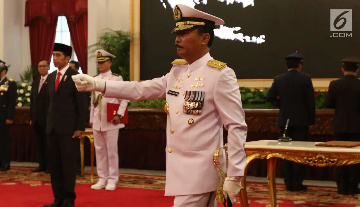 Presiden Joko Widodo (Jokowi) melantik pejabat baru KSAL Laksamana Madya TNI Siwi Sukma Adji di Istana Negara, Jakarta, Rabu (23/5). Laksdya TNI Siwi Sukma Adji dilantik menjadi KSAL menggantikan Laksamana TNI Ade Supandi. (Liputan6.com/Angga Yuniar)