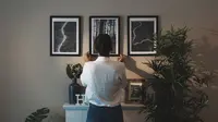 Panduan Tinggi yang Tepat untuk Menggantung Foto di Dinding agar Terlihat Estetik, Dijamin Rapi
