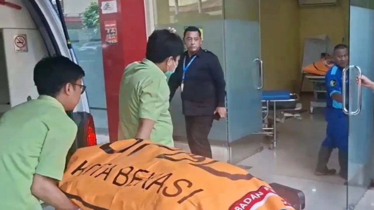 10 kantong jenazah korban kecelakaan antara KRL Commuter Line dan Kereta Diesel (KRD) jarak jauh di Stasiun Bekasi Timur tiba di Rumah Sakit (RS) Polri Kramat Jati.