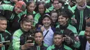 Aktor Indra Bekti foto bersama mitra Grab saat mengikuti pawai obor Asian Games XVIII di Lampung, Rabu (8/8/2018). Sebanyak 53 kota di Indonesia akan dilalui oleh obor Asian Games. (Bola.com/Reza Bachtiar)