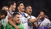 Gelandang Real Madrid, Marco Asensio, bernyanyi bersama rekan-rekannya merayakan gelar juara Liga Champions di Stadion Millenium, Cardiff, Sabtu (3/6/2017). Madrid menang 4-1 atas Juventus. (AFP/Filippo Monteforte)