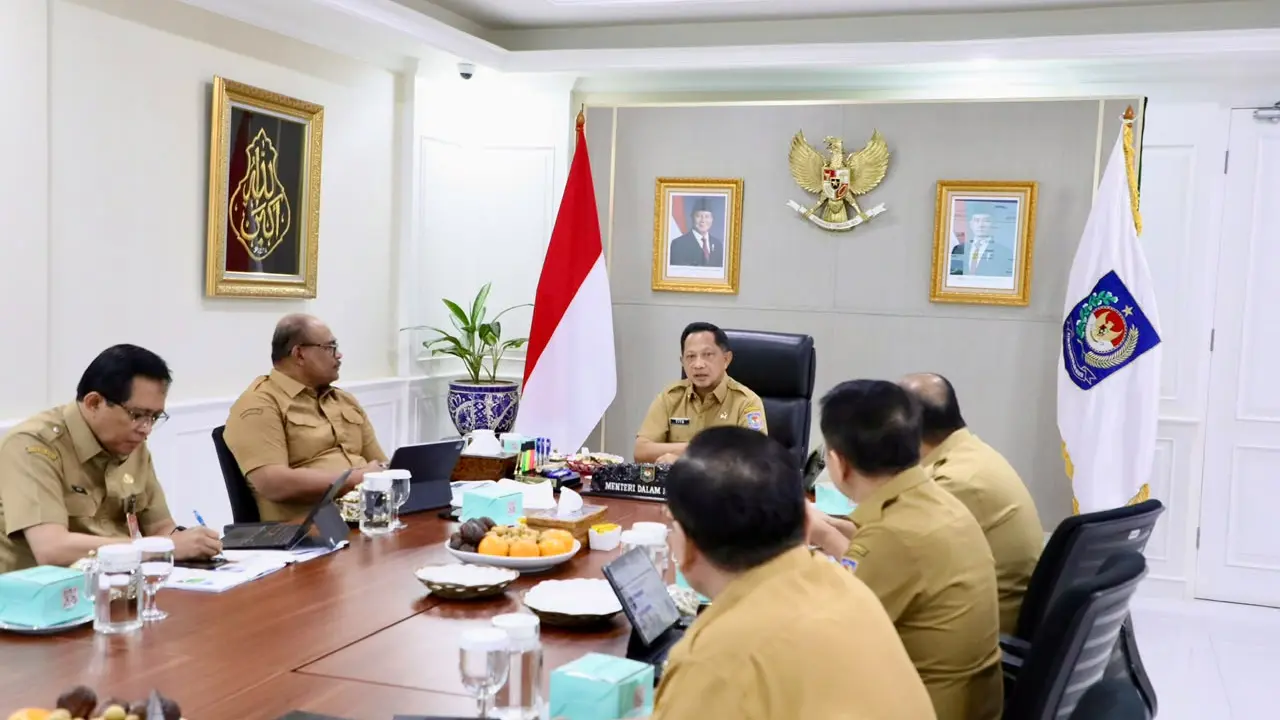 Menteri Dalam Negeri (Mendagri) Muhammad Tito Karnavian saat menghadiri Rapat Koordinasi Pembahasan Perkembangan Penanganan dan Penanggulangan Kebakaran Hutan dan Lahan secara virtual, Selasa (15/9/2026) (Istimewa)
